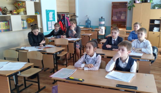Сегодня в нашей школе зажигают малыши!